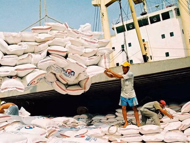 Gạo Việt Nam xuất khẩu gặp khó khi Trung Quốc bất ngờ tăng thuế nhập khẩu ngoài hạn ngạch với gạo nếp từ 5% lên 50%