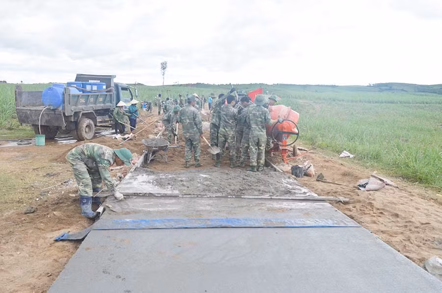 Đoàn viên, thanh niên Lữ đoàn Công binh 7 (Quân đoàn 3) giúp xã An Thành xây dựng nông thôn mới Ảnh Ngọc Minh