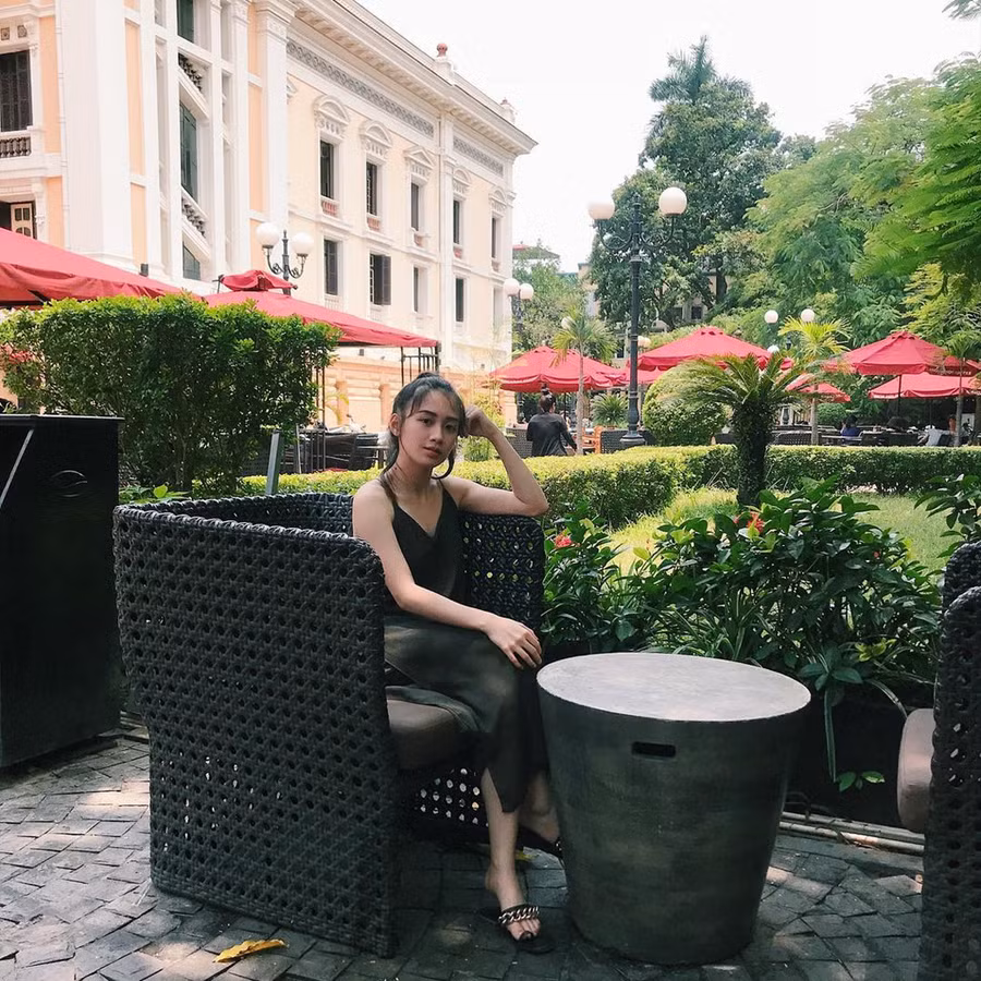 Ketmany nghỉ ngơi tại một quán cà phê gần Nhà hát Lớn. Cô luôn không quên check-in 