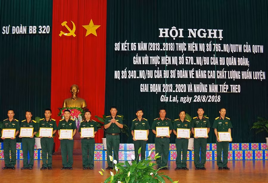 Sư đoàn 320 tặng giấy khen cho các tập thể và cá nhân có thành tích xuất sắc trong công tác huấn luyện 5 năm qua. Ảnh: Vĩnh Hoàng 
