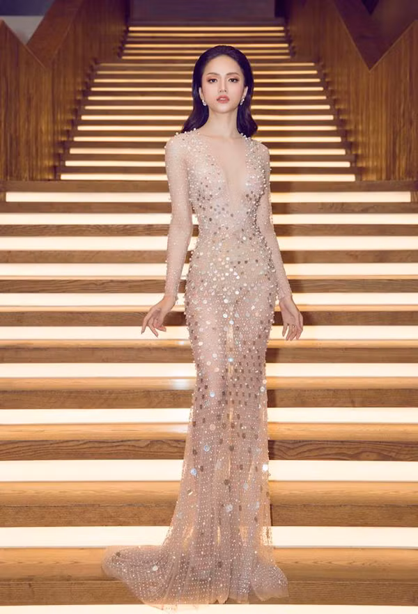 Hoa hậu chuyển giới Hương Giang khoe vẻ đẹp sexy với thiết kế váy vải lưới đính sequins bắt mắt. 