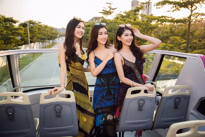Cả 3 diện đầm maxi của NTK Adrian Anh Tuấn với sắc màu tươi trẻ. Vì quá hiểu và thân nhau nên gần như cả 3 người đẹp không cần diễn, họ cứ thế tự nhiên chuyện trò, vui đùa, trêu chọc nhau, cùng nhau trải nghiệm xe buýt 2 tầng ở Cocobay, cùng ngắm hoàng hôn, tận hưởng không khí trong lành của biển trời Đà Nẵng.