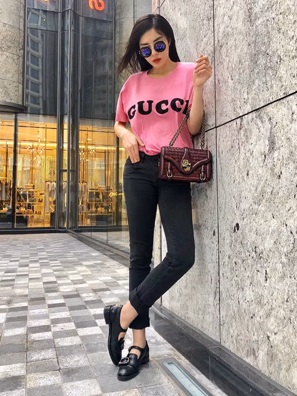 Áo thun tông hồng nữ tính lại được Kỳ Duyên phối hợp cùng jeans skinny đen. Người đẹp cũng không quên pose dáng khoe túi hiệu Bottega Veneta mới tậu.