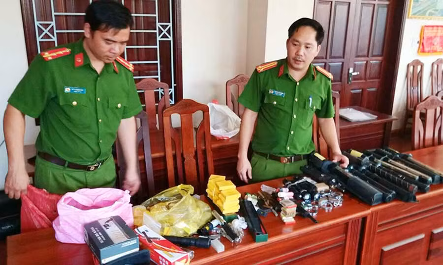 Lực lượng Công an thu giữ nhiều công cụ hỗ trợ. Ảnh: Lê Văn Ngọc