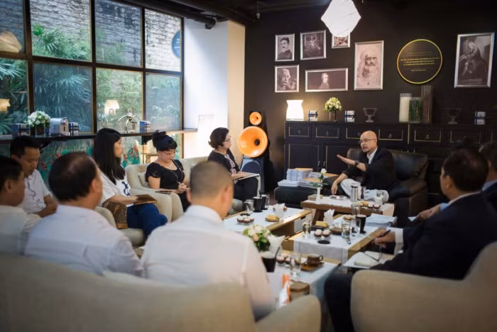 3 luật sư ngồi bên trái ghi chép, cung cấp thêm thông tin, 6 nhà báo ngồi bên phải và đối diện ông Đặng Lê Nguyên Vũ. Ảnh: Tô Thanh Tân. 3 luật sư ngồi bên trái ghi chép, cung cấp thêm thông tin, 6 nhà báo ngồi bên phải và đối diện ông Đặng Lê Nguyên Vũ. Ảnh: Tô Thanh Tân.
