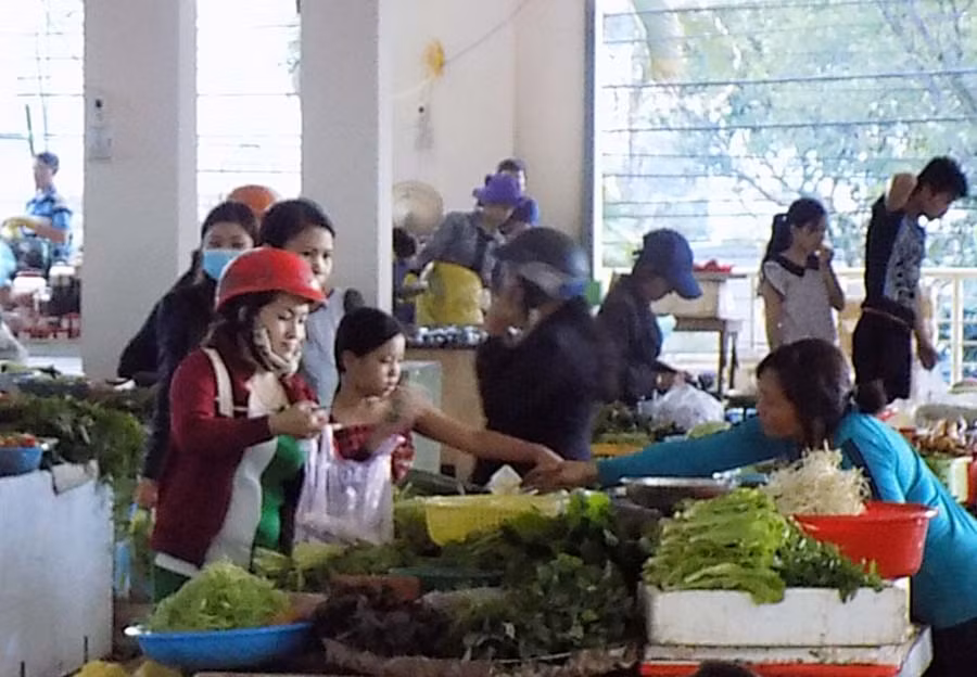 Tăng cường đảm bảo vệ sinh an toàn thực phẩm bày bán tại các chợ. Ảnh: T.N