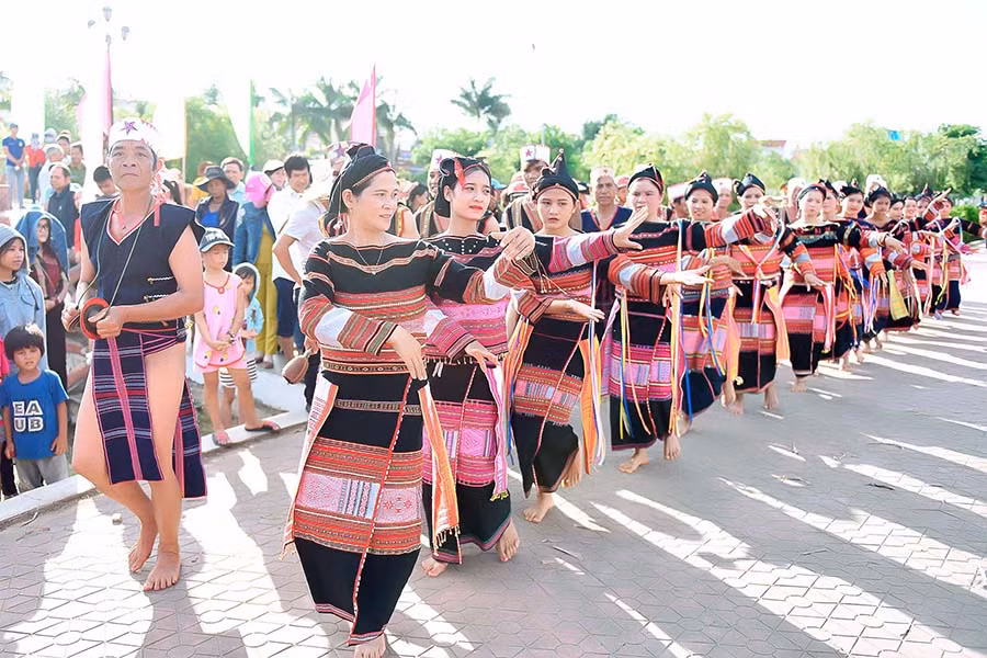  Tham gia ngày hội, du khách được thưởng thức những màn trình diễn múa xoang đệp mắt. Ảnh: Đức Thụy