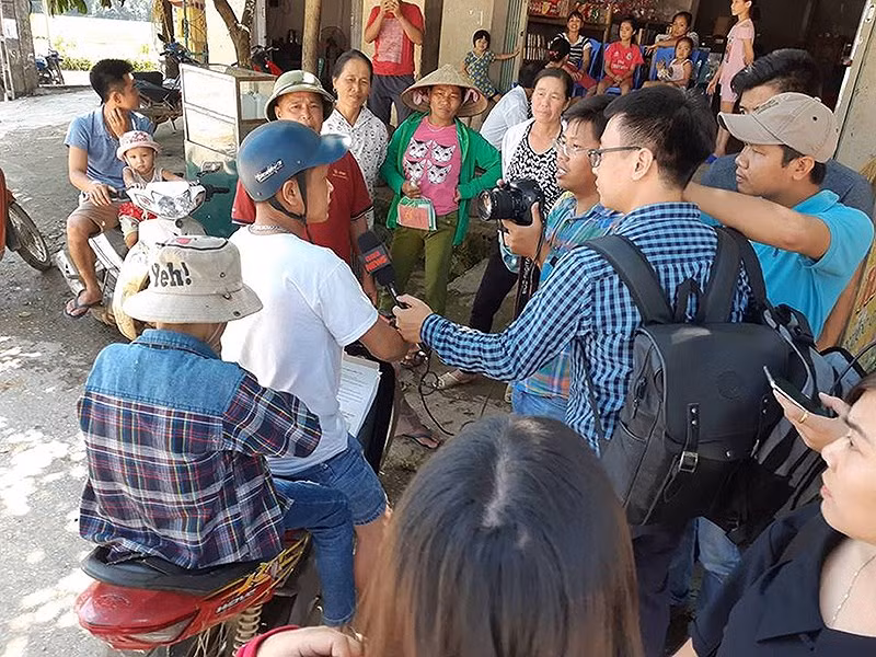 Người dân hoang mang chờ kết quả xét nghiệm HIV tại xã Kim Thượng, Phú Thọ. Ảnh: HP Người dân hoang mang chờ kết quả xét nghiệm HIV tại xã Kim Thượng, Phú Thọ. Ảnh: HP