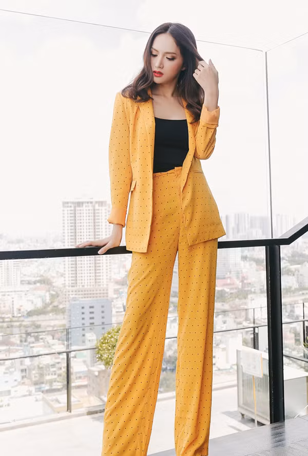  Hoa hậu chuyển giới Hương Giang thanh lịch với bộ suit chấm bi.