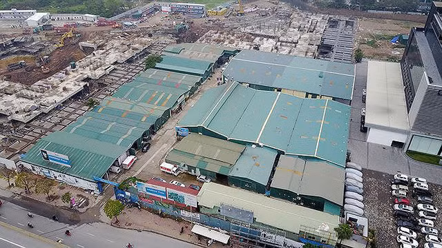 Sau nhiều năm, dự án Nam Đàn Plaza vẫn "bất động", hiện dự án được rào tôn kín xung quanh và có một số công trình tạm bên trong. Ảnh: Mạnh Thằng. Sau nhiều năm, dự án Nam Đàn Plaza vẫn