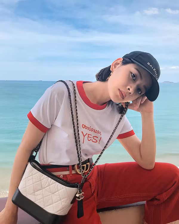 Ba tông màu trắng, đỏ, đen được Chi Pu phối hợp nhịp nhàng trên set đồ trẻ trung theo phong cách menswear.