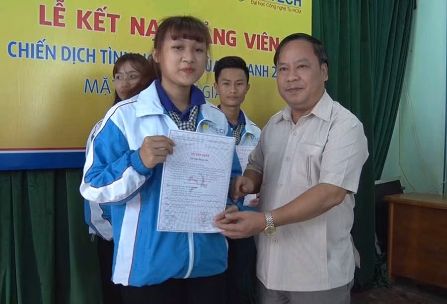 Phó Bí thư Tỉnh ủy Châu Ngọc Tuấn trao quyết định kết nạp Đảng cho SVTN. Ảnh: H.Đ.T