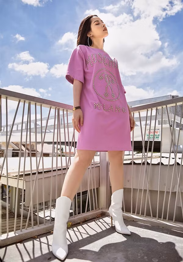  Diện váy thun dáng suông của Moschino, ca sĩ 'Đóa hoa hồng' chọn thêm bốt trắng cao cổ để mix đồ.