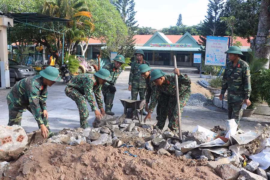  Cán bộ, chiến sĩ Lữ đoàn Pháo binh 368 giúp Trường Mầm non Họa Mi cải tạo cảnh quan sân trường. Ảnh: M.N