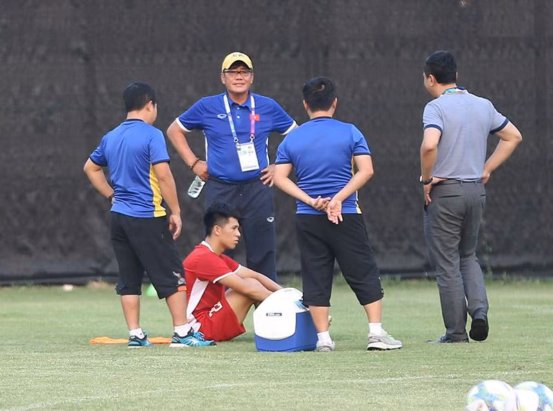Đình Trọng bị đau, khiến U23 Việt Nam lẫn HLV Park Hang Seo đau đầu theo