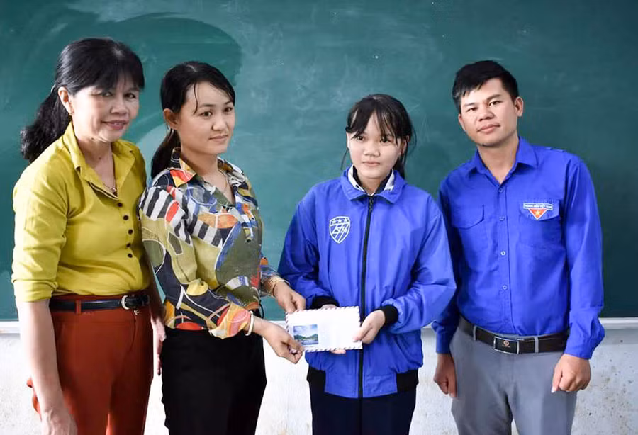 Huyện Đoàn Ia Grai trao tiền ủng hộ của các Mạnh Thường Quân cho em Nguyễn Thị Ngọc Lý (thứ 2 từ phải sang) bị ung thư máu. Ảnh: Trần Dung