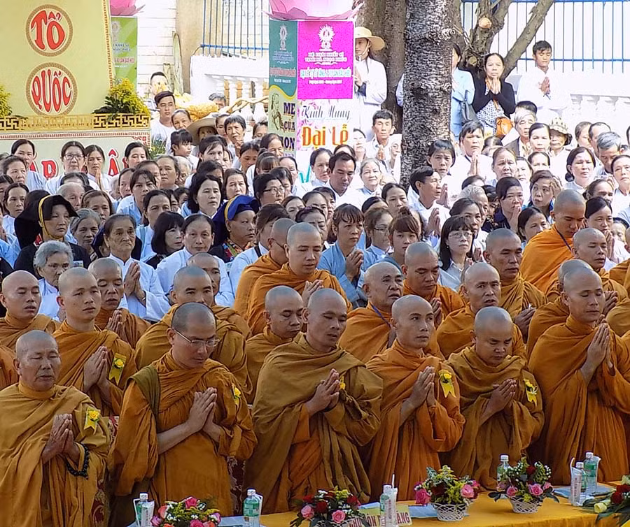 Tăng ni và phật tử trong dự Lễ Vu lan. Ảnh: Thanh Nhật