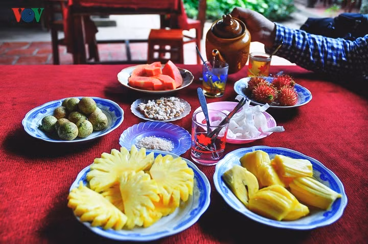 Mít, măng cụt, chôm chôm, cam sành, sầu riêng, bưởi da xanh, xoài cát, nhãn tiêu, vú sữa,… đều vô cùng tươi ngon, ngọt ngào bởi được nuôi dưỡng trên miền đất màu mỡ và sự chăm sóc của bà con nông dân cần cù, chịu khó.