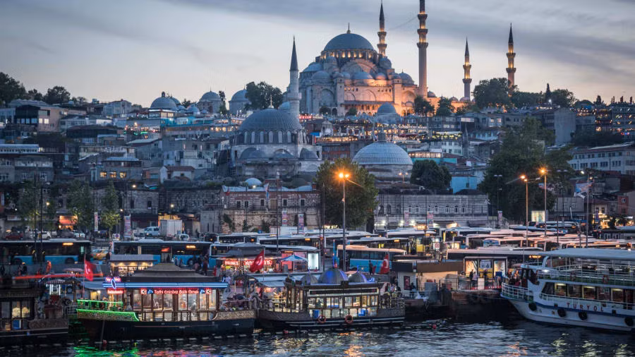 Istanbul, Thổ Nhĩ Kỳ: Nhà thờ Hồi giáo Süleymaniye nổi bật trên cửa sông Golden Horn nhộn nhịp thuyền bè vào buổi tối tháng 5. (Nguồn: Zuma Press/Newscom)