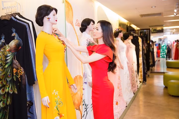 Nếu như trang phục dạ hội, Phan Thị Mơ tin tưởng lựa chọn NTK Hằng Nguyễn và NTK Brian Võ thì với trang phục áo dài, NTK Đinh Văn Thơ – thương hiệu áo dài ABC là nơi người đẹp gốc Tiền Giang đặt niềm tin. Nếu như trang phục dạ hội, Phan Thị Mơ tin tưởng lựa chọn NTK Hằng Nguyễn và NTK Brian Võ thì với trang phục áo dài, NTK Đinh Văn Thơ – thương hiệu áo dài ABC là nơi người đẹp gốc Tiền Giang đặt niềm tin.