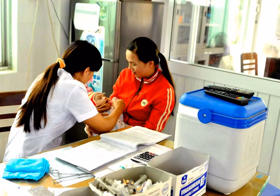  Đưa trẻ đi tiêm chủng đầy đủ, đúng lịch để phòng ngừa bệnh viêm não Nhật Bản. Ảnh: N.N