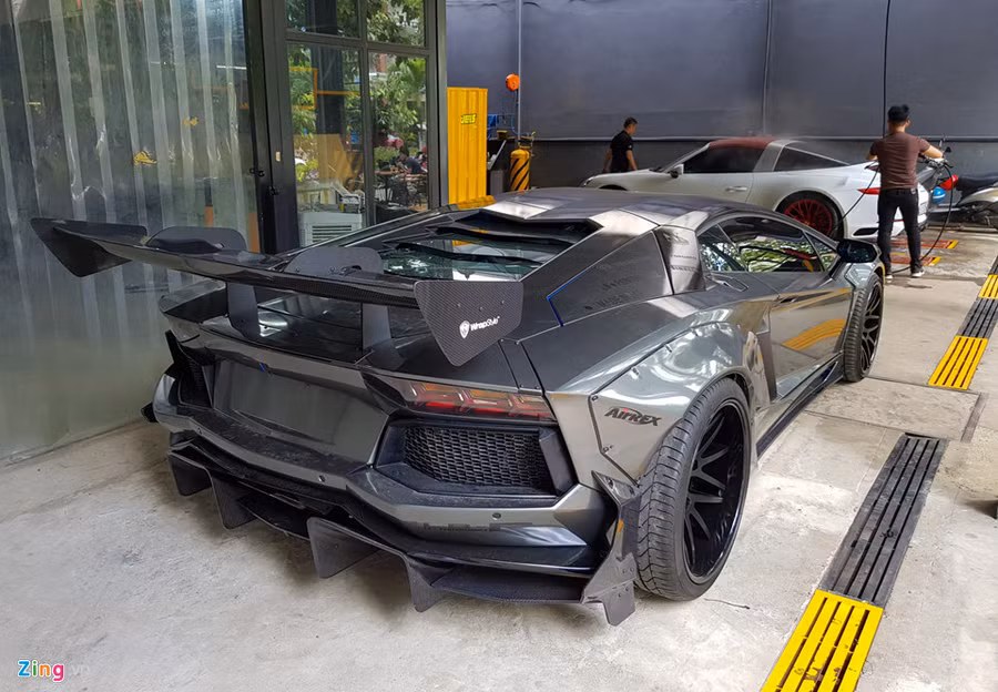 Bộ bodykit này bao gồm cản trước, nắp capo, cản sau, cánh gió, ốp sườn và 4 hốc bánh được làm rộng ra hai bên. Một đặc trưng nữa của phong cách Liberty Walk là việc gắn hệ thống treo khí nén AirRex, cho phép người điều khiển của thế điều chỉnh độ cao gầm xe.