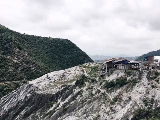 Cũng nhờ phong cảnh hùng vĩ, độc đáo, quanh năm phủ một màu trắng xóa mà nhiều người còn ví đây là 