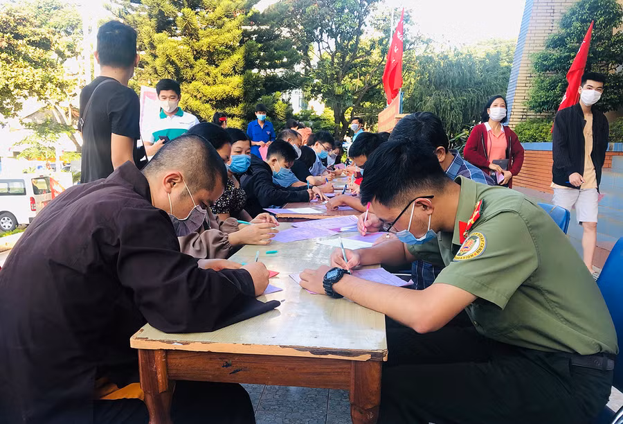  Đông đảo người dân, các chiến sĩ lực lực vũ trang đăng ký hiến máu. Ảnh: Phan Lài