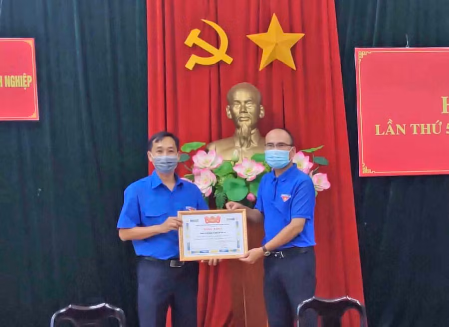 Anh Bùi Duy Toàn (bìa phải)-Bí thư Đoàn khối các Cơ quan và Doanh nghiệp tỉnh tặng bằng khen của Ban Chấp hành Tỉnh Đoàn cho 1 tập thể có thành tích xuất sắc trong thực hiện Chỉ thị 05-CT_TW. Ảnh P.