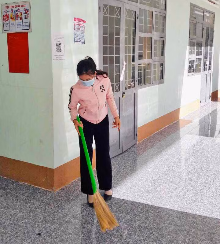 Giáo viên Trường Phổ thông Dân tộc Bán trú Tiểu học và THCS Nguyễn Khuyến (xã Chư Krey, huyện Kông Chro) thường xuyên dọn dẹp trường lớp. Ảnh: Trần Dung