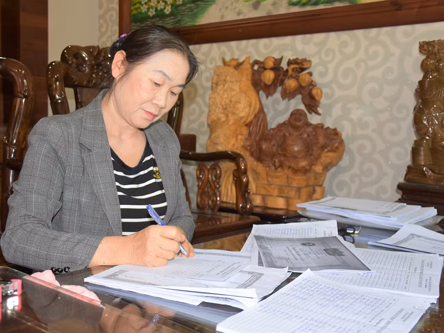 Bà Nguyễn Thị Huệ luôn miệt mài với công việc của Hội. Ảnh: Trần Dung Bà Nguyễn Thị Huệ luôn miệt mài với công việc của Hội. Ảnh: Trần Dung