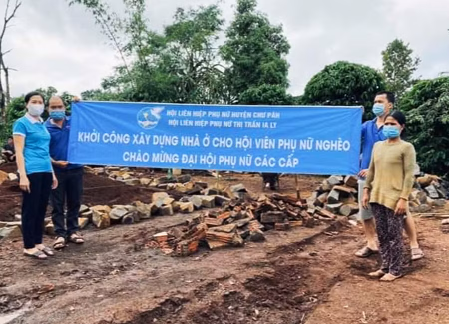  Chị Rơ Châm Blim (bìa phải) được hỗ trợ xây dựng nhà “Mái ấm tình thương”. Ảnh: Lê Đại