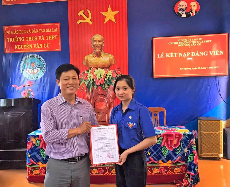 Kết nạp Đảng là học sinh ở trường THCS &THPT Nguyễn Văn Cừ Chư Sê