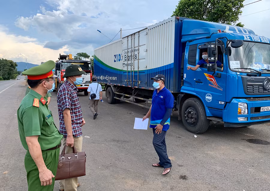 Tài xế dừng xe để kiểm tra, khai báo y tế tại chốt kiểm soát phòng-chống dịch Covid-19 khu vực cầu 110, huyện Chư Pưh trên quốc lộ 14 (ranh giới giữa Gia Lai-Đak Lak). Ảnh: Như Nguyện