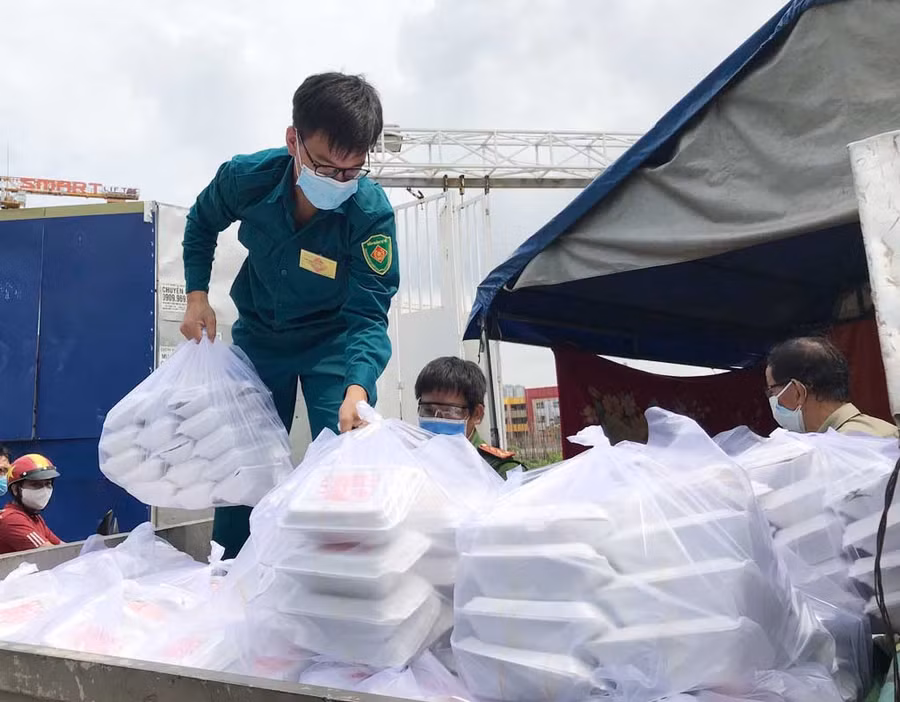 Những phần cơm được UBND P.16 (Q.4) vận động nhà hảo tâm chuẩn bị. ẢNH: ĐÀO NGUYÊN