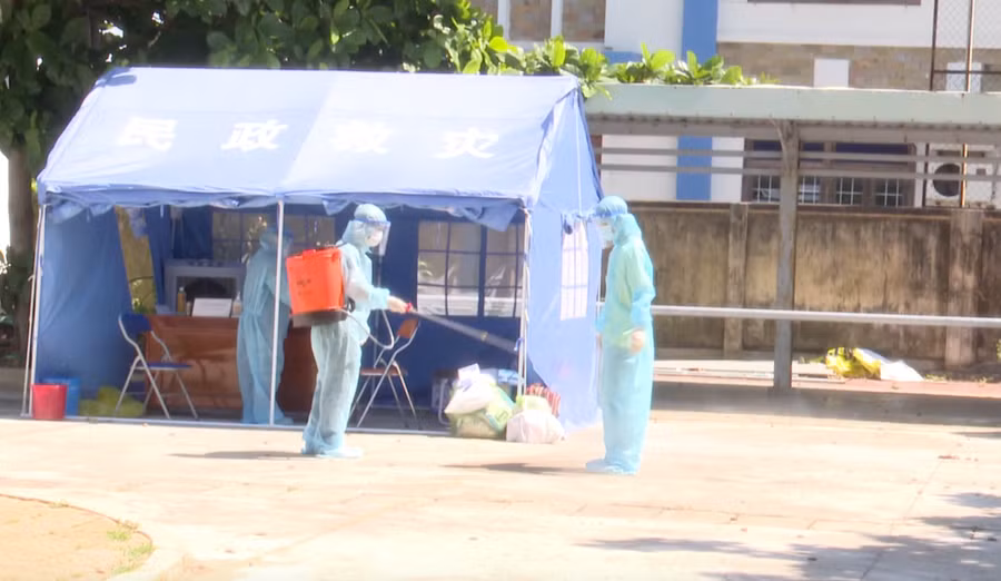 Khử khuẩn trước khi vào bệnh viện dã chiến. ẢNH: ĐỨC HUY