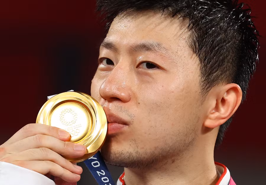 Ma Long đã trở thành tay vợt nam đầu tiên bảo vệ HCV tại môn bóng bàn Olympic. Ảnh: Reuters Ma Long đã trở thành tay vợt nam đầu tiên bảo vệ HCV tại môn bóng bàn Olympic. Ảnh: Reuters