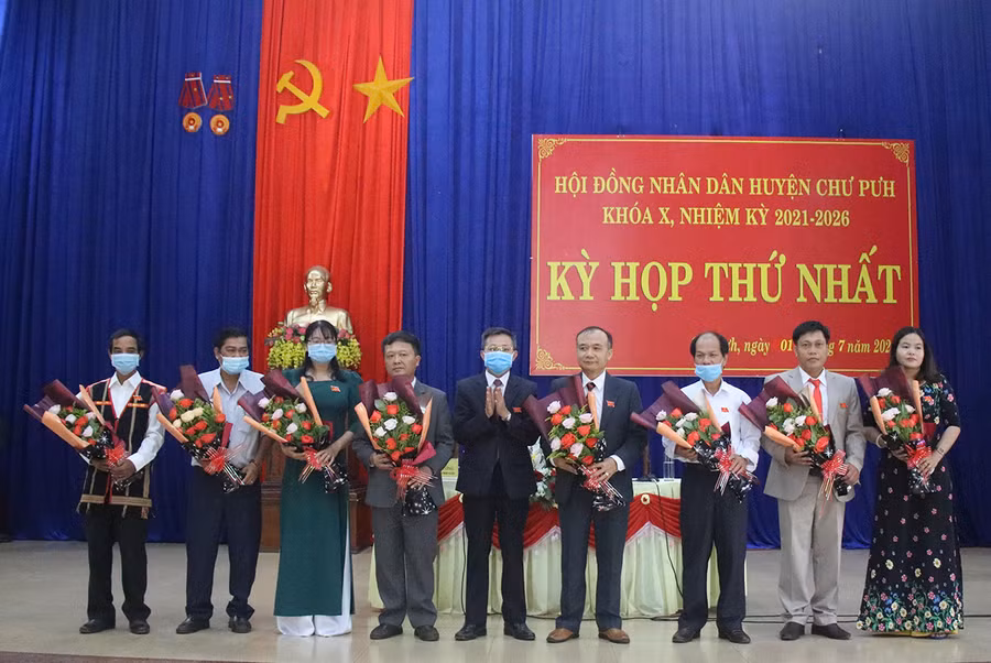  Chủ tịch, Phó Chủ tịch HĐND huyện và lãnh đạo các Ban HĐND huyện Chư Pưh ra mắt tại kỳ họp. Ảnh: Phương Linh