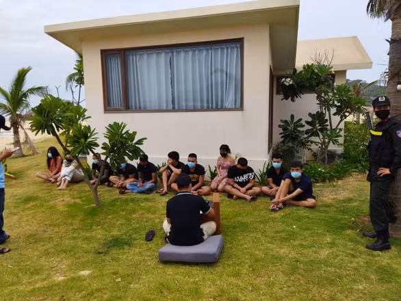  Lực lượng chức năng canh giữ các đối tượng chơi ma túy tại Vunam Eco Resort để chờ làm việc. Ảnh A.Đ.