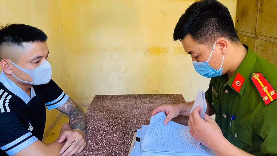 Bị can Huy khai báo hành vi phạm tội tại cơ quan công an - ẢNH CÔNG AN THANH HÓA CUNG CẤP Bị can Huy khai báo hành vi phạm tội tại cơ quan công an - ẢNH CÔNG AN THANH HÓA CUNG CẤP