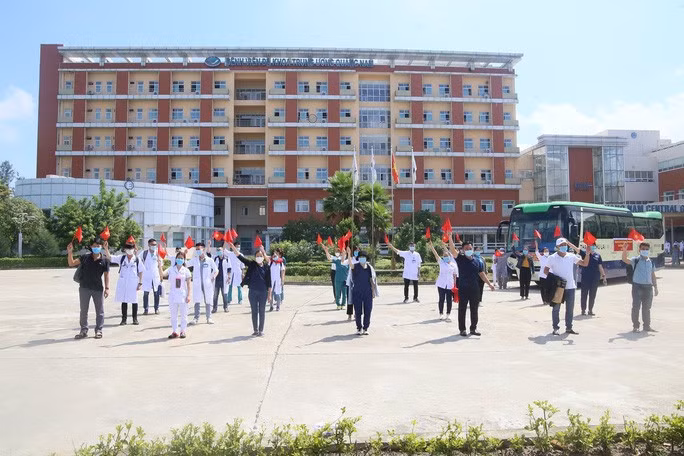 Đoàn y - bác sĩ thể hiện quyết tâm đẩy lùi Covid-19 trước giờ lên đường