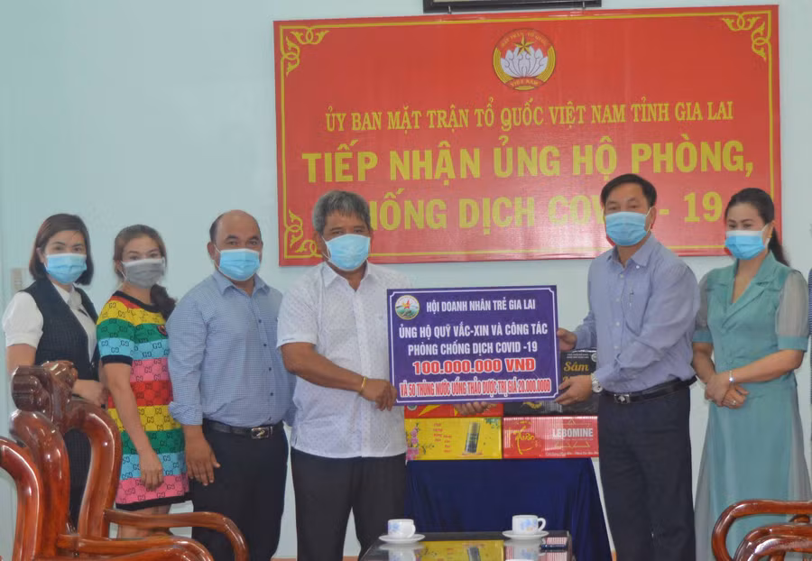 Hội Doanh nhân trẻ Gia Lai trao tiền và hiện vật ủng hộ công tác phòng-chống dịch