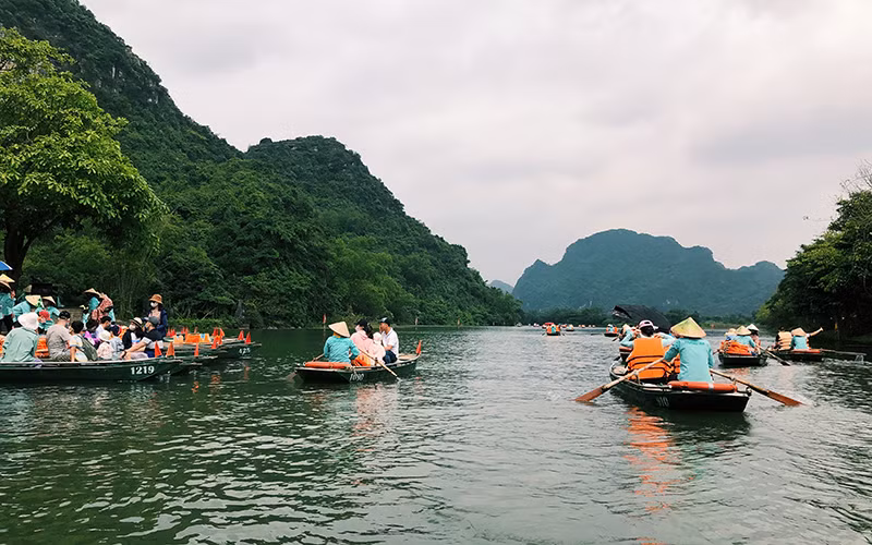 Du khách tham quan danh thắng Tràng An, Ninh Bình. Ảnh: PHƯƠNG ANH