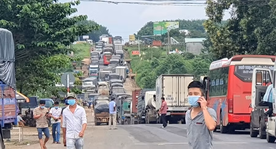 Có thời điểm cục bộ, lượng phương tiện bị ùn tắc trên đường Hồ Chí Minh đoạn giáp ranh giữa hai tình Đắk nông và Bình Phước là rất lớn, lên đến cả trăm phương tiện. Ảnh: Bảo Lâm