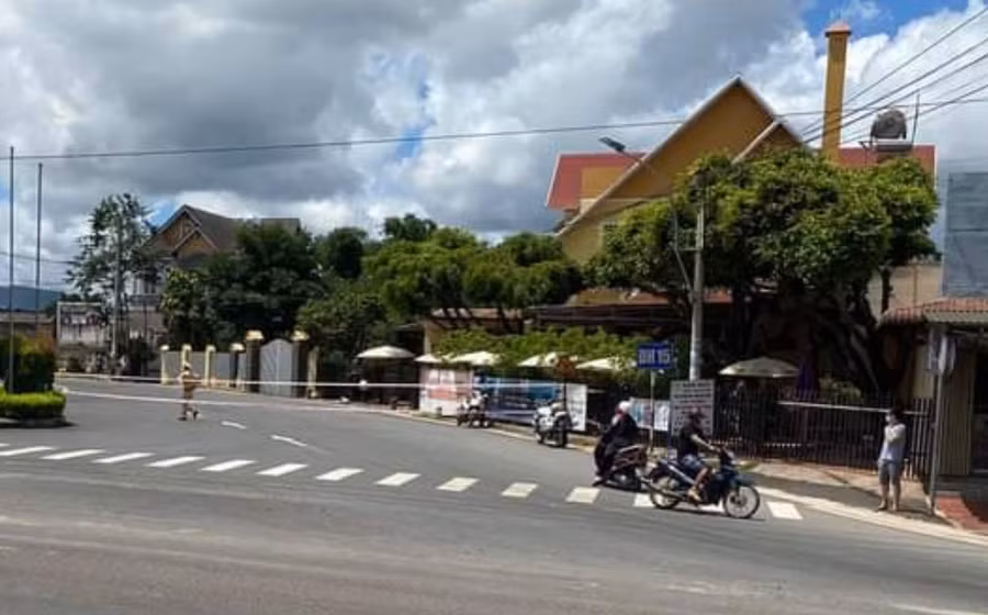 Các ngã đường vào TT.Thạnh Mỹ, H.Đơn Dương bị phong tỏa để thực hiện giãn cách xã hội theo Chỉ thị 16 của Chính phủ. ẢNH: LÂM VIÊN
