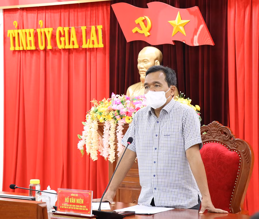  Bí thư Tỉnh ủy Hồ Văn Niên thay mặt Ban Thường vụ Tỉnh ủy thống nhất chủ trương đón công dân Gia Lai có hoàn cảnh khó khăn, cấp bách về tỉnh. Ảnh: Phương Linh