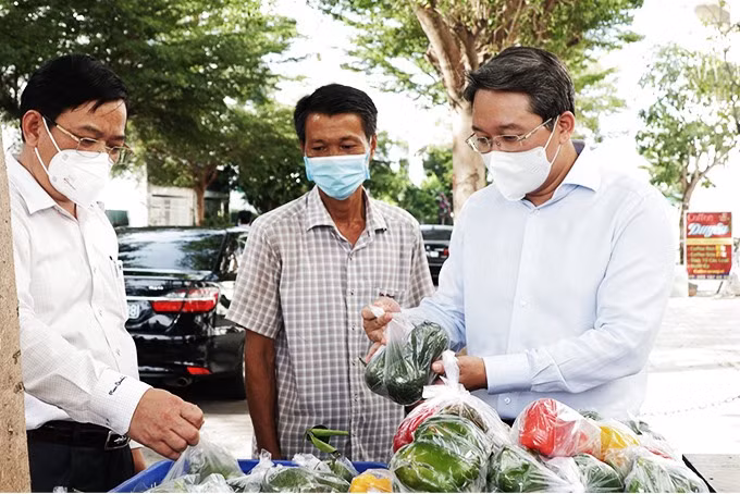 Lãnh đạo tỉnh Khánh Hòa kiểm tra hoạt dộng chợ di động bằng xe buýt trên địa bàn thành phố Nha Trang. Ảnh CV-MH báo Khánh Hòa