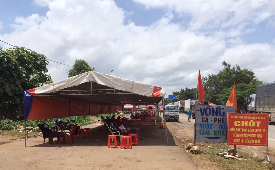 Người trở từ về từ vùng dịch được bố trí nghỉ ngơi tại các lều trong lúc chờ khai báo y tế. Ảnh: Quang Tấn