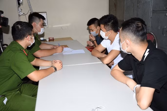  Cơ quan công an lấy lời khai các đối tượng