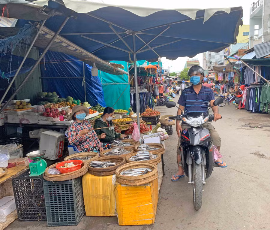 Các mặt hàng nhu yếu phẩm thiết yếu tại chợ Ayun Pa vẫn rất phong phú, đáp ứng đủ nhu cầu của người dân. Ảnh: Vũ Chi